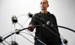L'artiste de cirque Johann Le Guillerm pose devant l'une de ses sculptures exposées à La Friche de la Belle de Mai, le 20 janvier 2017 à Marseille