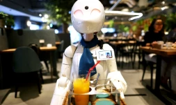 Un robot sert des clients au café Dawn à Tokyo, le 17 août 2021