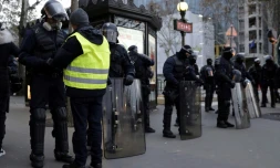 Contrôle de police sur des gilets jaunes près de l'Arc de Triomphe, le 8 décembre 2018 à Paris