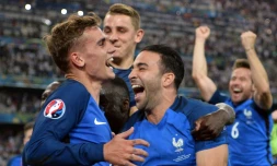 Joie d'Antoine Griezmann, Lucas Digne et Adil Rami après la victoire de la France sur l'Allemagne en demie-finale de l'Euro-2016 le 7 juillet 2016 à Marseille