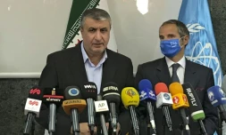 Photo fournie par l'Organisation iranienne de l'énergie atomique le 12 septembre 2021 du chef de l'OIEA  Mohammad Eslami (G) et du directeur général de l'AIEA Rafael Grossi, à Téhéran