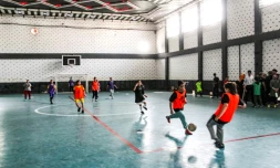 Des réfugiées afghanes jouent au football à Vakhdat, à l'est de Duchanbé, le 16 septembre 2023 au Tadjikistan