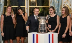 (g-d) Pauline Parmentier, Caroline Garcia, Alizé Cornet et Fiona Ferro avec le président Emmanuel Macron lors d'une réception à l'Elysée pour la victoire de l'équipe de France en Fed Cup dimanche en Australie, le 12 novembre 2019 à Paris