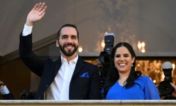 Le président salvadorien Nayib Bukele salue ses partisans en compagnie de son épouse Gabriela Rodríguez, au Théâtre national dans le centre historique de San Salvador, le 29 février 2024