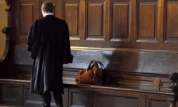 Un avocat dans un couloir du palais de justice à Paris