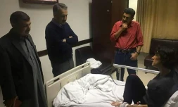 L'alpiniste française Elisabeth Revol, secourue sur le Nanga Parbat, au Pakistan, discute avec des officiels de la région du Gilgit Baltistan, le 29 janvier 2018 (photographie fournie par le service de communication de la région)