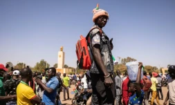 Des milliers de Burkinabè se rassemblent place de la Nation à Ouagadougou le 24 janvier 2022 pour célébrer la prise du pouvoir par les militaires