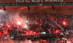 Des supporters du Paris SG allument des fumigÚnes lors de la réception de Lyon le 9 février 2020 au Parc des Princes