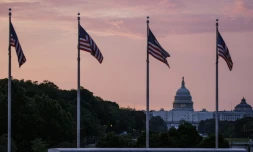 Lever de soleil sur le Capitole, siège des deux chambres du Congrès américain, le 28 mai 2023 à Washington