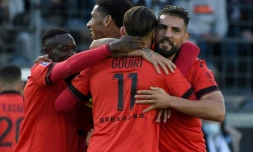 L'attaquant niçois Andy Delort (d), auteur des 2 buts de la victoire (2-1) face à Angers, est félicité par ses coéquipiers, lors de la 12e journée de Ligue 1, le 31 octobre 2021 au Stade Raymond Kopa