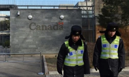 Des policiers chinois devant l'ambassade du Canada à Pékin le 15 janvier 2019
