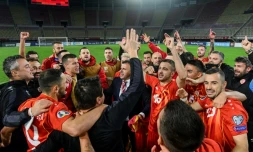 L'entraĂźneur de MacĂ©doine du Nord, Igor Angelovski (c), fĂȘte la victoire avec ses joueurs en demi-finale des barrages de l'Euro-2020 face au Kosovars, Ă Skopje, le 8 octobre 2020