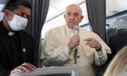 Le pape François s'adresse aux journalistes à bord de l'avion papal, le 6 décembre 2021 aprÚs une visite à Chypre et en GrÚce
