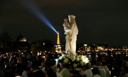 Des fidÚles se dirigent vers la cathédrale Notre-Dame de Paris pour le retour de la célÚbre statue la Vierge à l'Enfant, le 15 novembre 2024