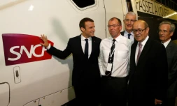 Le président de la République Emmanuel Macron (g),   accompagné notamment du patron de la SNCF Guillaume Pepy (c., arrière-plan) et du ministre des Affaires étrangères Jean-Yves Le Drian (2e à d.) le 1er juillet 2017 à la gare Montparnasse à Paris