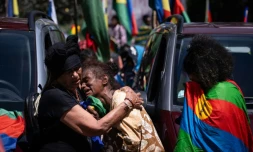 Des proches de Samuel Moekia et Johan Kaidine au passage du cortège funèbre à Saint-Louis, au nord de Nouméa, en Nouvelle-Calédonie, le 28 septembre 2024