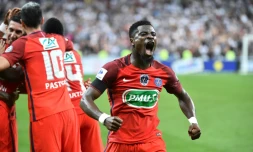 Le défenseur du PSG Serge Aurier exulte après le but de la victoire en finale de la Coupe de France, le 27 mai 2017 au Stade de France
