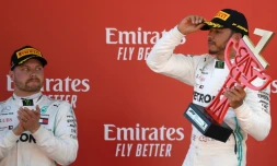 Les pilotes Mercedes Lewis Hamilton (d) et Valtteri Bottas, respectivement 1er et 2e du GP de Catalogne, en liesse sur le podium, le 12 mai 2019 Ă Montmelo