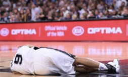 Le meneur de San Antonio Tony Parker blessé lors du match face à Houston, en play-offs NBA, le 3 mai 2017 dans le Texas