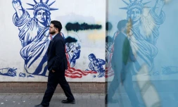 Fresque anti-américaine sur les murs de l'ex-ambassade américaine à Téhéran, le 1er février 2026 en Iran