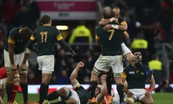 Le capitaine Fourie du Preez dans les bras de Schalk Burger, à l'issue de la victoire sud-africaine sur le pays de Galles, le 17 octobre 2015 à Twickenham 