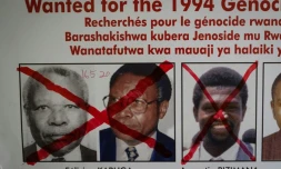 Un avis de recherche au siÚge de l'Unité de suivi des fugitifs du génocide à Kigali le 22 mai 2020, aprÚs l'arrestation de Félicien Kabuga en France