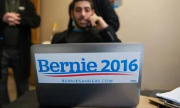 Un partisan de Bernie Sanders en campagne par téléphone le 1er février 2016 à Fort Madison dans l'Iowa