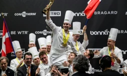 Le chef français Paul Marcon (c) remporte le Bocuse d'Or 2025 à Chassieu, près de Lyon, le 27 janvier 2025