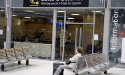 Une passagĂšre patiente lors d'un jour de grĂšve de la SNCF, gare d'Austerlitz Ă  Paris, le 19 juin 2014