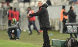 L'entraîneur de Nice Lucien Favre donne des instructons lors du match face à Bordeaux aux Matmut Atantique, le 15 décembre 2016