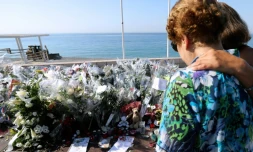Recueillement devant le mémorial dédié aux victimes de l'attentat du 14 juillet, le 19 juillet 2016 à Nice