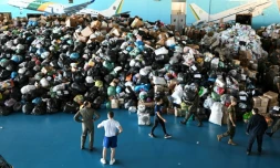 Des soldats de l'armée de l'Air brésilienne préparent des dons à envoyer aux victimes des inondations dans l'Etat du Rio Grande do Sul sur la base aérienne de Brasilia, au Brésil, le 10 mai 2024