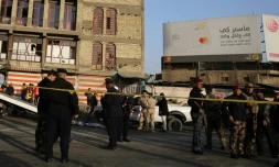 Des membres des forces de sécurité irakiennes installent un périmètre de sécurité après un double attentat suicide dans le centre de Bagda, le 15 janvier 2018