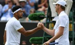 L'Américain Sam Querrey (d) serre la main de Jo-Wilfried Tsonga après sa victoire au 3e tour à Wimbledon, le 8 juillet 2017