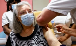 Mauricette, 78 ans, se fait vacciner par le vaccin Pfizer-BioNTech, à l'hôpital de Sevran, banlieue de Paris, le 27 décembre 2020