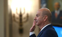 L'ambassadeur des Etats-Unis auprĂšs de l'Union europĂ©enne Gordon Sondland prĂȘte serment avant de s'exprimer Ă la Chambre des reprĂ©sentants le 20 novembre 2019