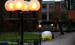 Le banc sur lequel ont été retrouvés inertes l'ex-espion russe Sergueï Skripal dans la ville anglaise de Salisbury, recouvert d'une tente de protection par la police, le 12 mars 2018