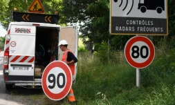 Remplacement des panneaux limitant la vitesse à 90 km/heure par ceux à 80, RN à Grenade, le 28 juin 2018