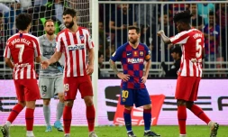 La star du Barça Lionel Messi (c) au milieu de joueurs de l'Atlético Madrid vainqueurs en demi-finale de la Supercoupe d'Espagne, le 9 janvier 2020 à Jeddah (Arabie Saoudite)