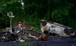 Des épaves de voitures incendiées à Fort-de-France, en Martinique, dans les Caraïbes, le 13 octobre 2024, aprÚs des émeutes liées à la vie chÚre