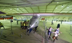 Des techniciens autour de l'avion solaire Solar Impulse 2, le 16 juillet 2016 au Caire