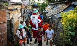 Un homme déguisé en père Noël dans une rue de La Havane, le 21 décembre 2023 à Cuba