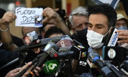 Leopoldo Luque, neurochirurgien et médecin du footballeur argentin Diego Maradona, s'adresse aux médias, le 3 novembre 2020 à La Plata, au lendemain de l'admission de la star dans la clinique Ipensa