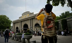 Un visiteur prend une photo de l'entrée du musée de l'histoire moderne de Nankin, le 4 septembre 2019