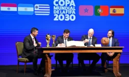 Le président de la Conmebol Alejandro Dominguez (2e g) et le président de la FIFA Gianni Infantino (2e d), entourés du président du Paraguay Santiago Peña (g) et du président de l'Uruguay Luis Lacalle (d), signent le procès-verbal de la Coupe du monde 2030 lors du 78e Congrès ordinaire de la Conmebol à Luque, le 11 avril 2024 au Paraguay