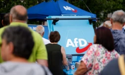 Le logo du parti d'extrême droite AfD sur un stand lors d'une réunion de campagne électorale à Weisswasser, en Saxe, en Allemagne, le 14 août 2024