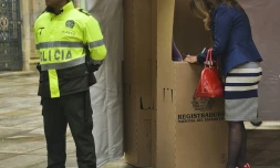 Une Colombienne s'apprête à voter pour des élections locales, à Bogota le 25 octobre 2015