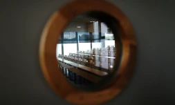 Une salle de classe vue depuis un hublot à l'université de Mont-Saint-Aignan, prÚs de Rouen, le 11 octobre 2017