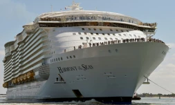 Le navire de croisière Harmony of the Seas, le 15 mai 2016 dans le port de Saint-Nazaire
