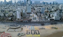 Inscription sur la plage de Tel-Aviv pour marquer le 600e jour de guerre dans la bande de Gaza et réclamer le retour des 58 otages encore détenus, le 28 mai 2025